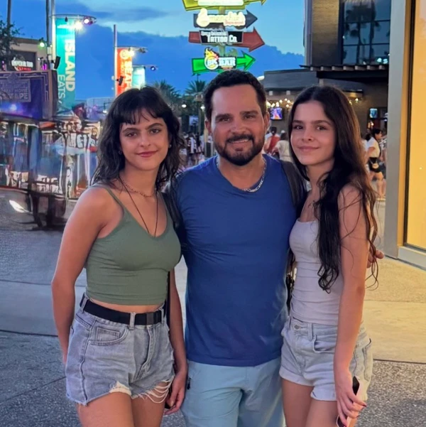 Luciano Camargo e família por Reprodução | Instagram