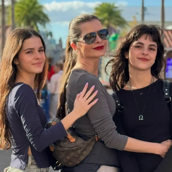 Luciano Camargo e família por Reprodução | Instagram