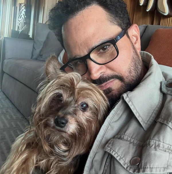 Luciano Camargo e família por Reprodução | Instagram