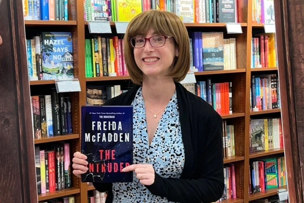 Freida McFadden é o pseudônimo de Sara Cohen