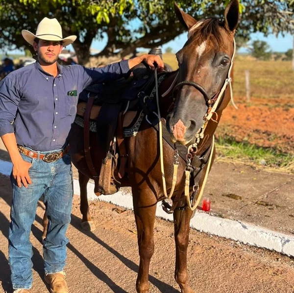 Era formado em engenharia civil pela Pontifícia Universidade Católica de Goiás por Reprodução