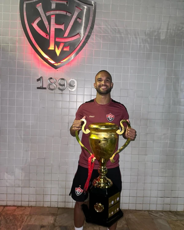 João Victor pelo Vitória por Reprodução/Redes Sociais