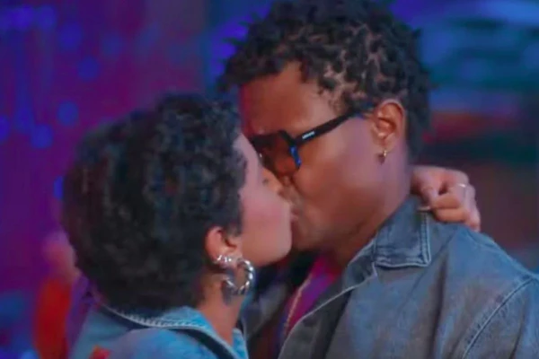 Leandro e Edaurda se beijam