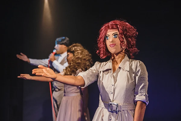 Peça Vermelho Melodrama por Patrícia Almeida