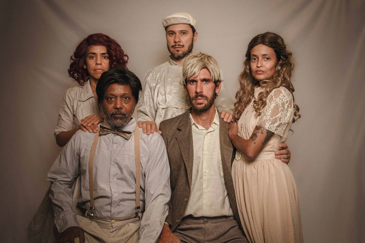 Peça Vermelho Melodrama por Patrícia Almeida