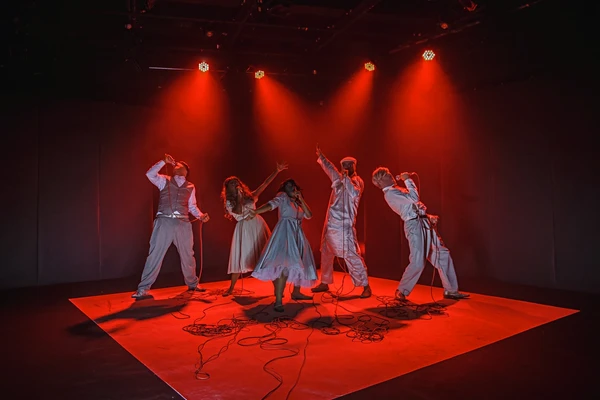 Peça Vermelho Melodrama por Patrícia Almeida