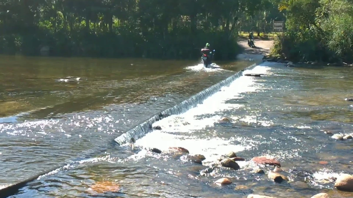 Ponte invertida é procurada por turistas por Reprodução/YouTube