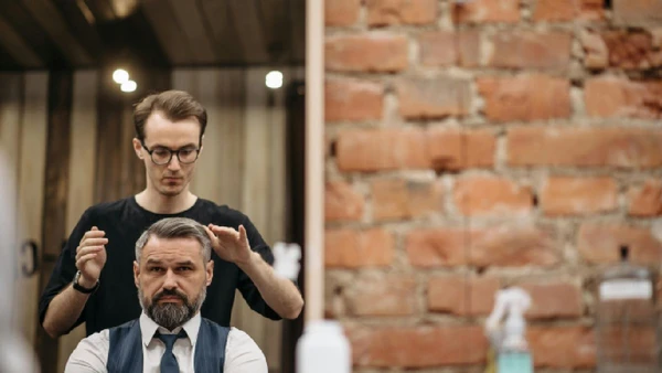 Quando o estilo acompanha o formato do rosto, os fios brancos deixam de pesar e passam a transmitir elegância