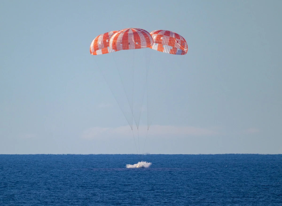 a cápsula Orion, batizada pela tripulação como Integrity, realizou seu aguardado splashdown no Oceano Pacífico, próximo à costa da Califórnia, nos Estados Unidos