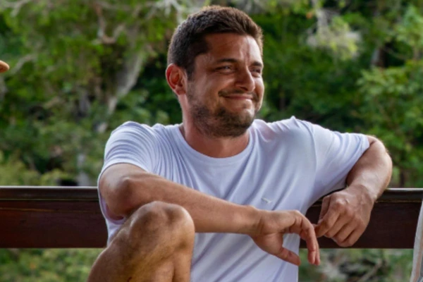 Ator trocou agito da cidade para morar no interior