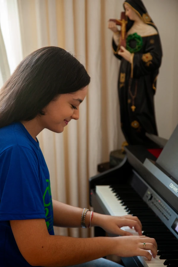 Cecília Barboza é apaixonada por música clássica e toca piano desde os seis anos por Sora Maia/CORREIO