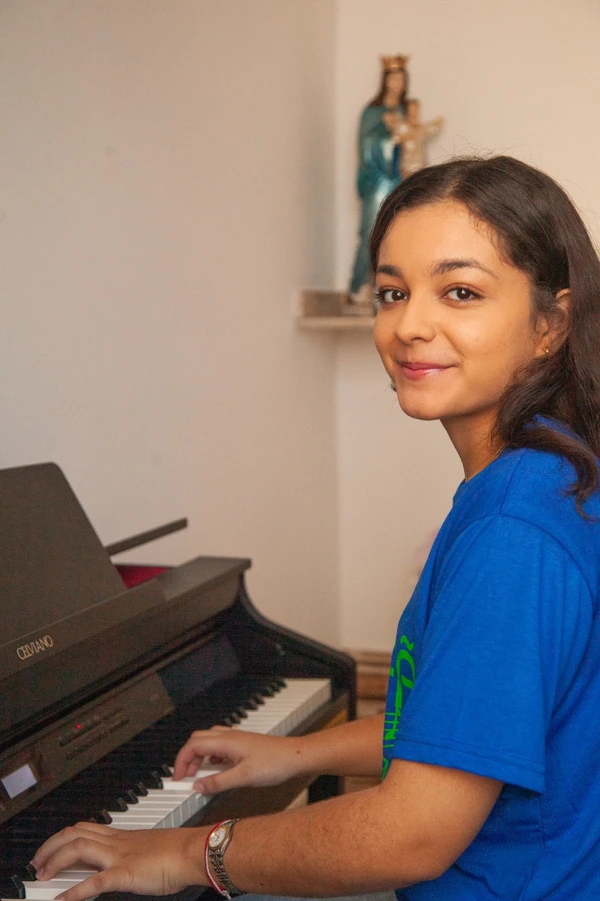 Cecília Barboza é apaixonada por música clássica e toca piano desde os seis anos por Sora Maia/CORREIO