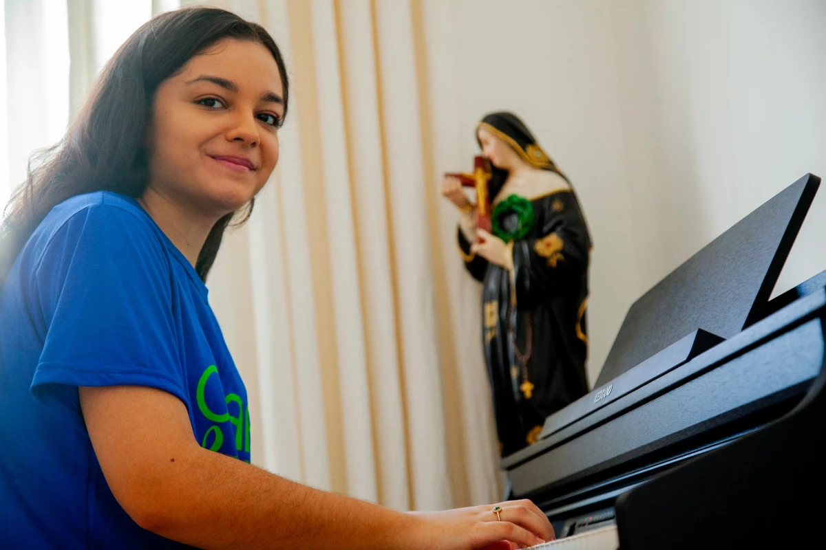 Cecília Barboza é apaixonada por música clássica e toca piano desde os seis anos