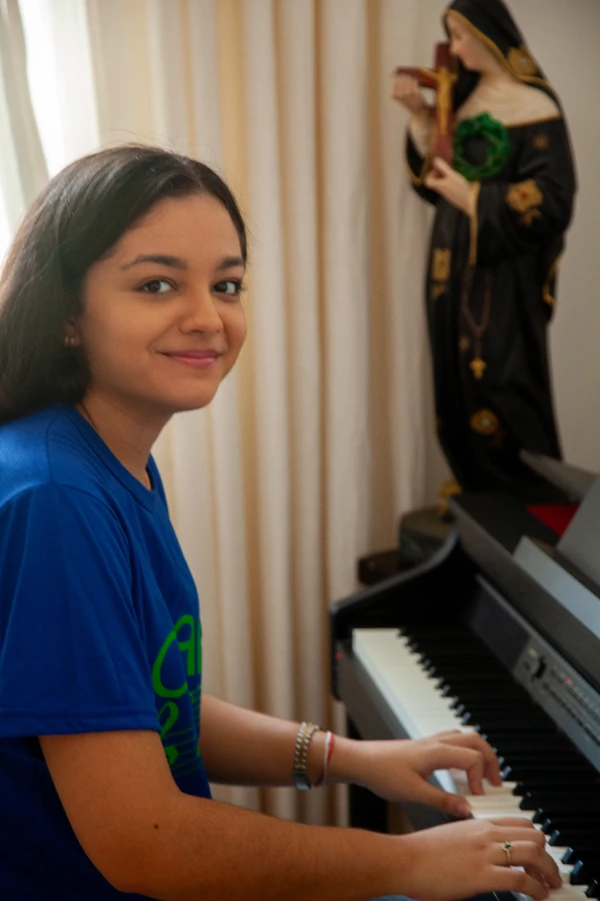 Cecília Barboza é apaixonada por música clássica e toca piano desde os seis anos por Sora Maia/CORREIO