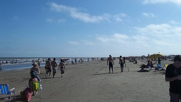 Em muitos trechos, o silêncio e a paisagem dominam, criando uma experiência diferente de qualquer outra praia