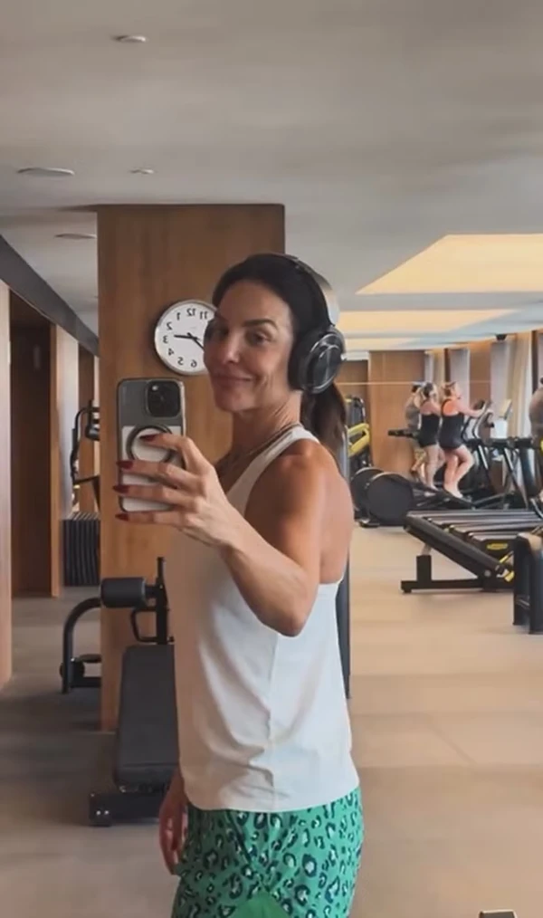 Ivete Sangalo dança em treino e exibe braço torneado em meio a rumores de novo affair por  Reprodução/Instagram
