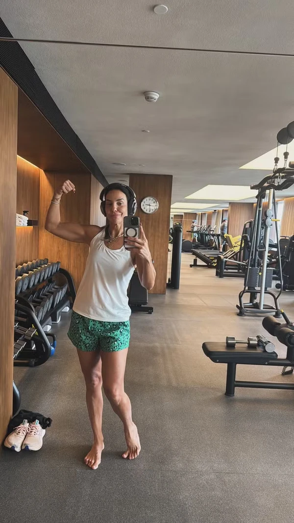 Ivete Sangalo dança em treino e exibe braço torneado em meio a rumores de novo affair por  Reprodução/Instagram