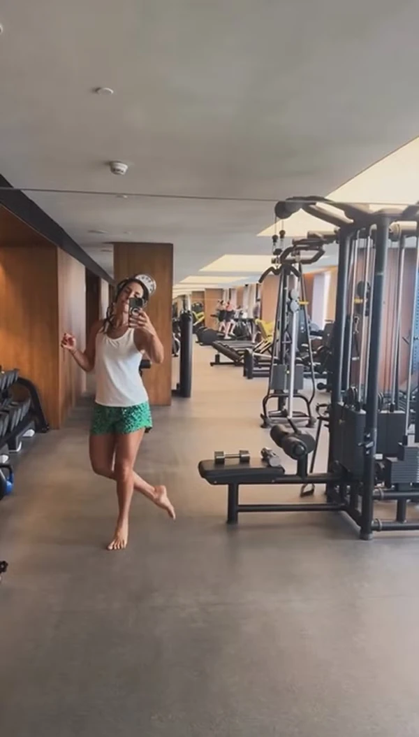 Ivete Sangalo dança em treino e exibe braço torneado em meio a rumores de novo affair por  Reprodução/Instagram
