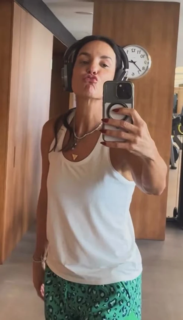 Ivete Sangalo dança em treino e exibe braço torneado em meio a rumores de novo affair por  Reprodução/Instagram