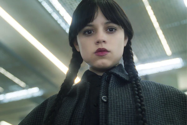Jenna Ortega interpreta a icônica personagem Wandinha na série homônima da Netflix