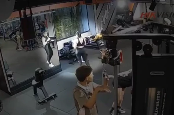 Mulher quebra os dois joelhos durante exercício físico em academia por Reprodução