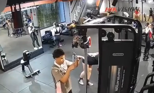 Mulher quebra os dois joelhos durante exercício físico em academia por Reprodução