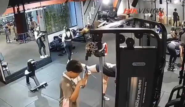 Mulher quebra os dois joelhos durante exercício físico em academia por Reprodução