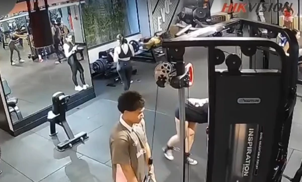 Mulher quebra os dois joelhos durante exercício físico em academia por Reprodução