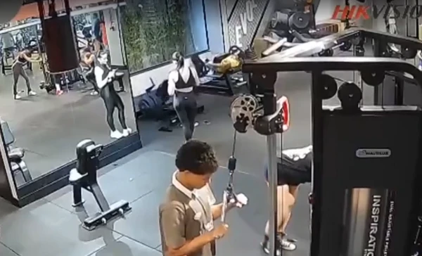 Mulher quebra os dois joelhos durante exercício físico em academia por Reprodução