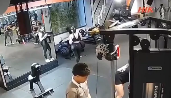 Mulher quebra os dois joelhos durante exercício físico em academia por Reprodução