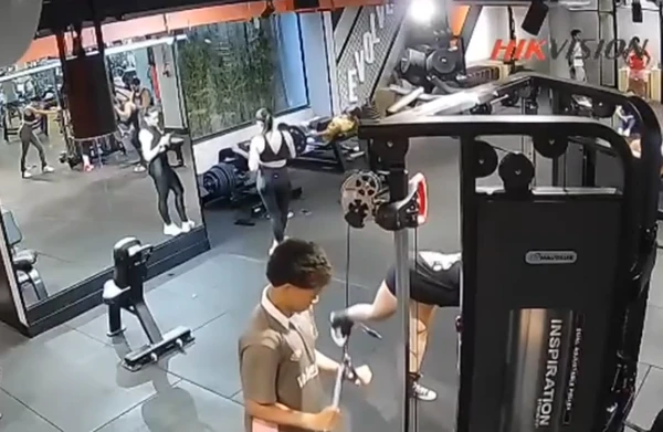 Mulher quebra os dois joelhos durante exercício físico em academia por Reprodução