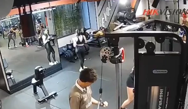 Mulher quebra os dois joelhos durante exercício físico em academia por Reprodução