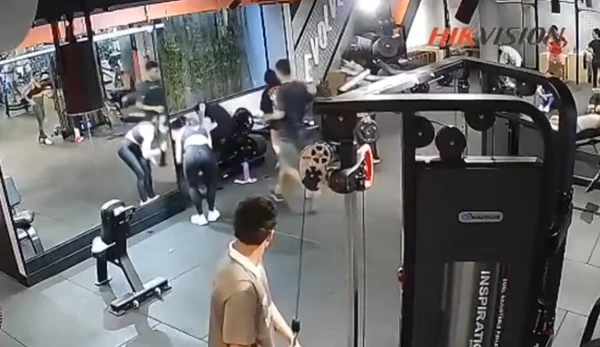 Mulher quebra os dois joelhos durante exercício físico em academia por Reprodução