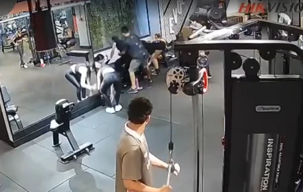 Mulher quebra os dois joelhos durante exercício físico em academia por Reprodução