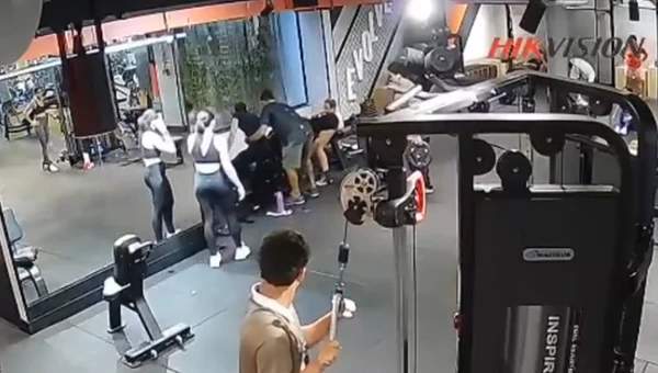 Mulher quebra os dois joelhos durante exercício físico em academia por Reprodução