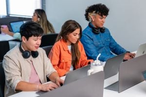 Os processos seletivos são conduzidos pela Companhia de Estágios