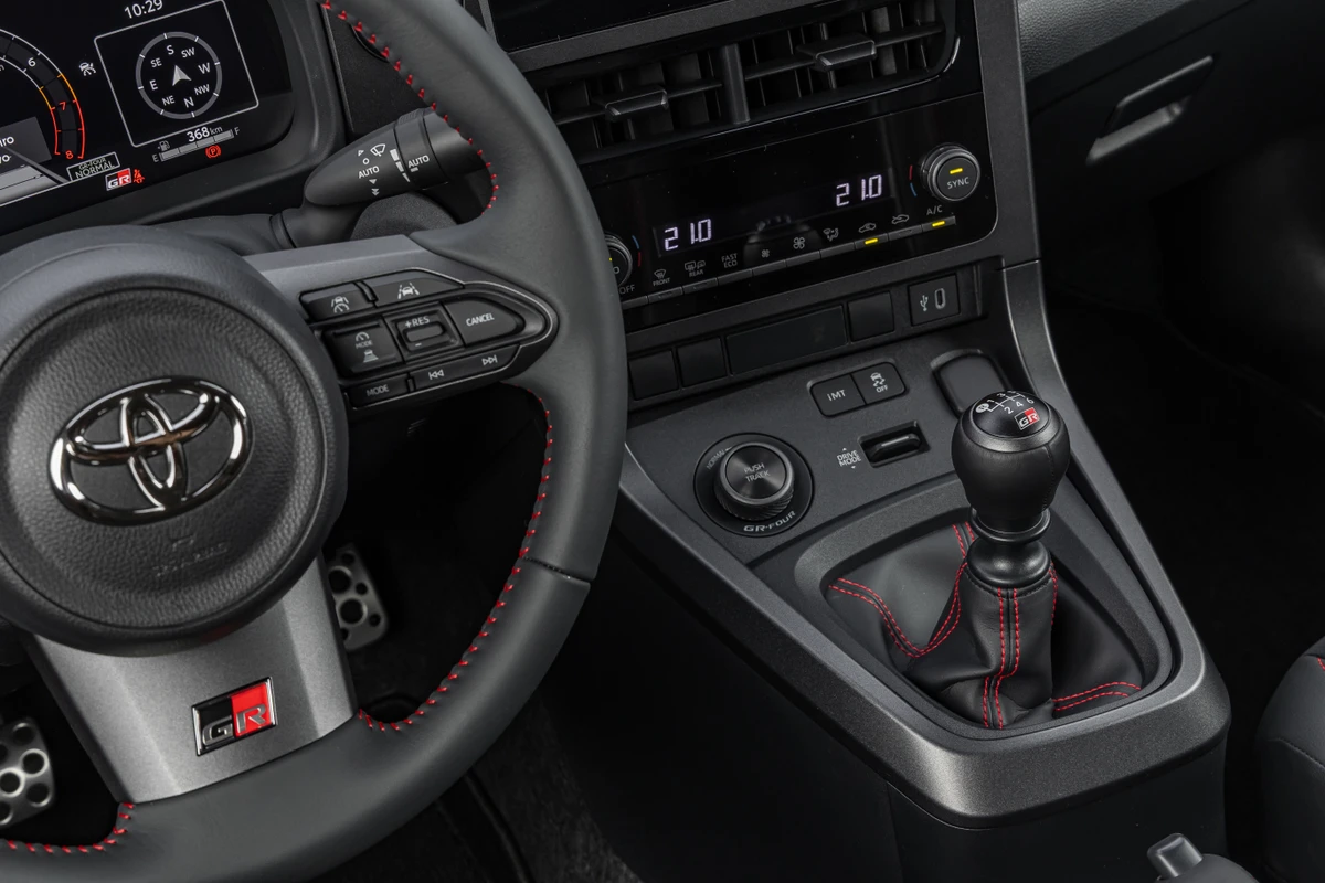 O GR Yaris pode ter câmbio manual ou automático por Divulgação 