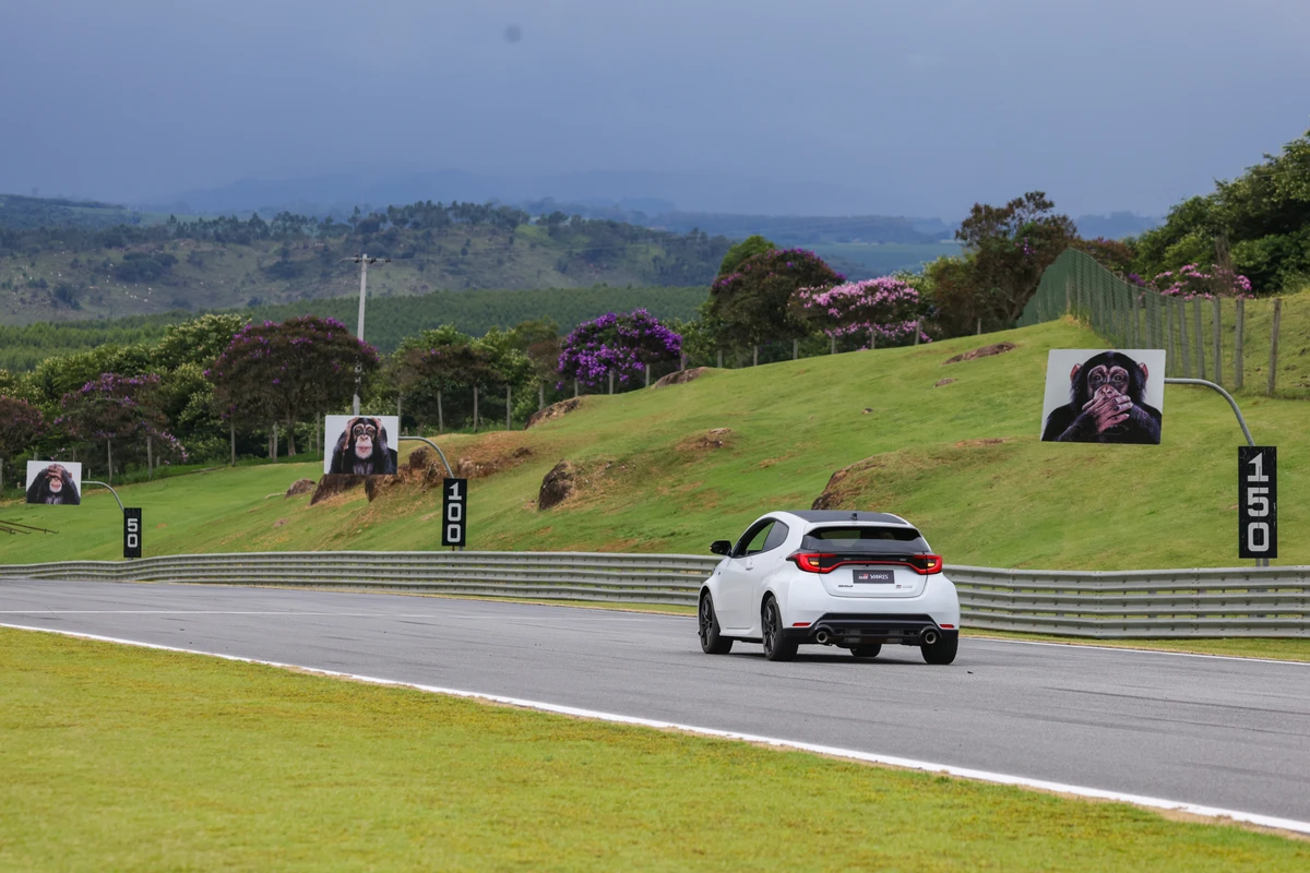 Produzido no Japão, o modelo tem duas portas e leva apenas quatro pessoas. Seu foco é o desempenho por Divulgação 