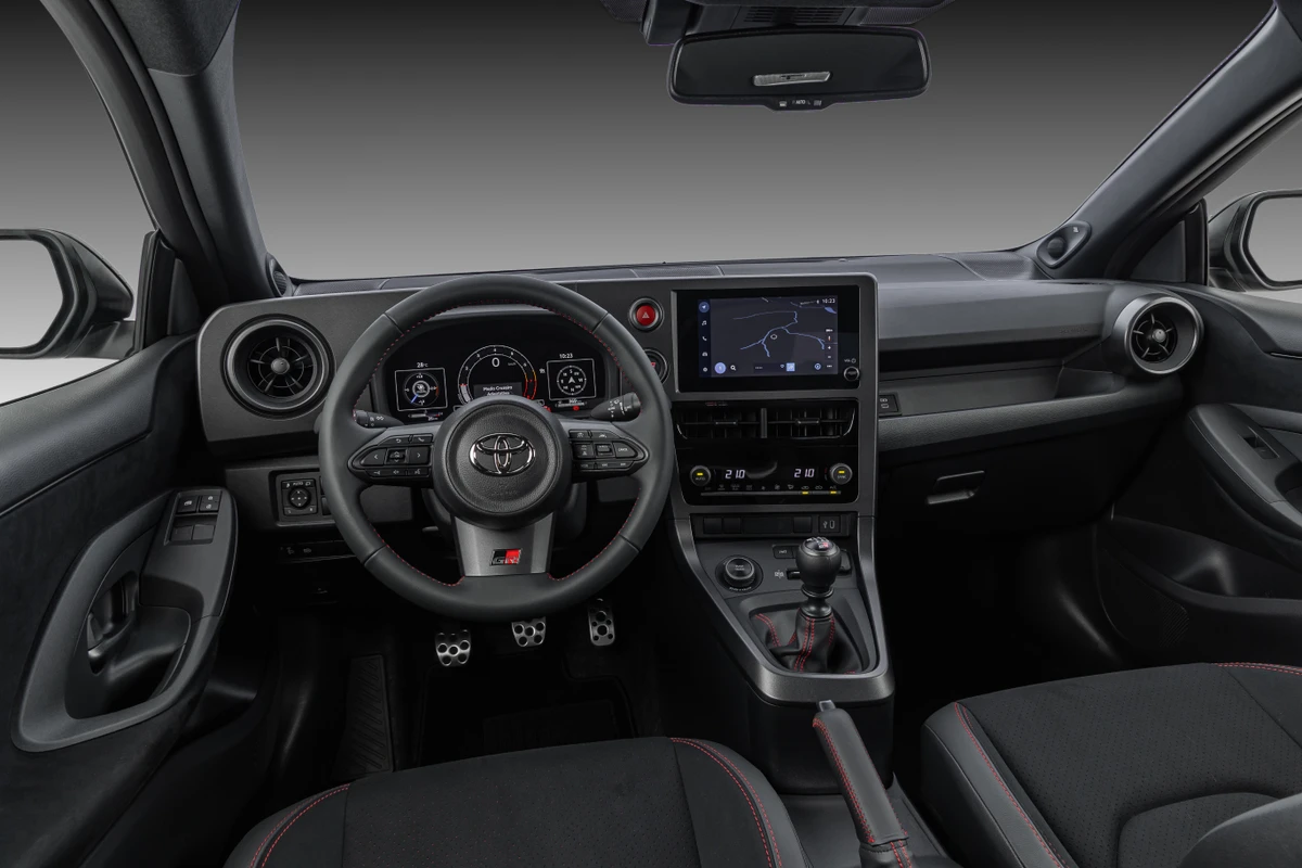 A cabine desse Toyota foi adequada para privilegiar a posição de condução por Divulgação