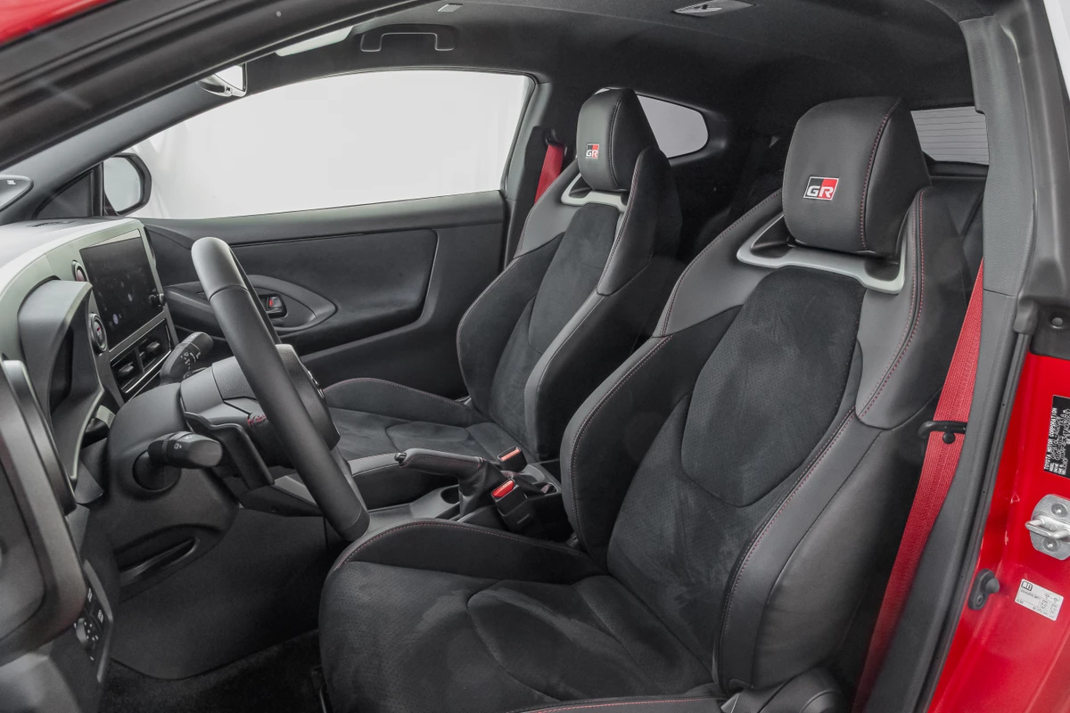 Os bancos dianteiros possuem desenho esportivo por Divulgação