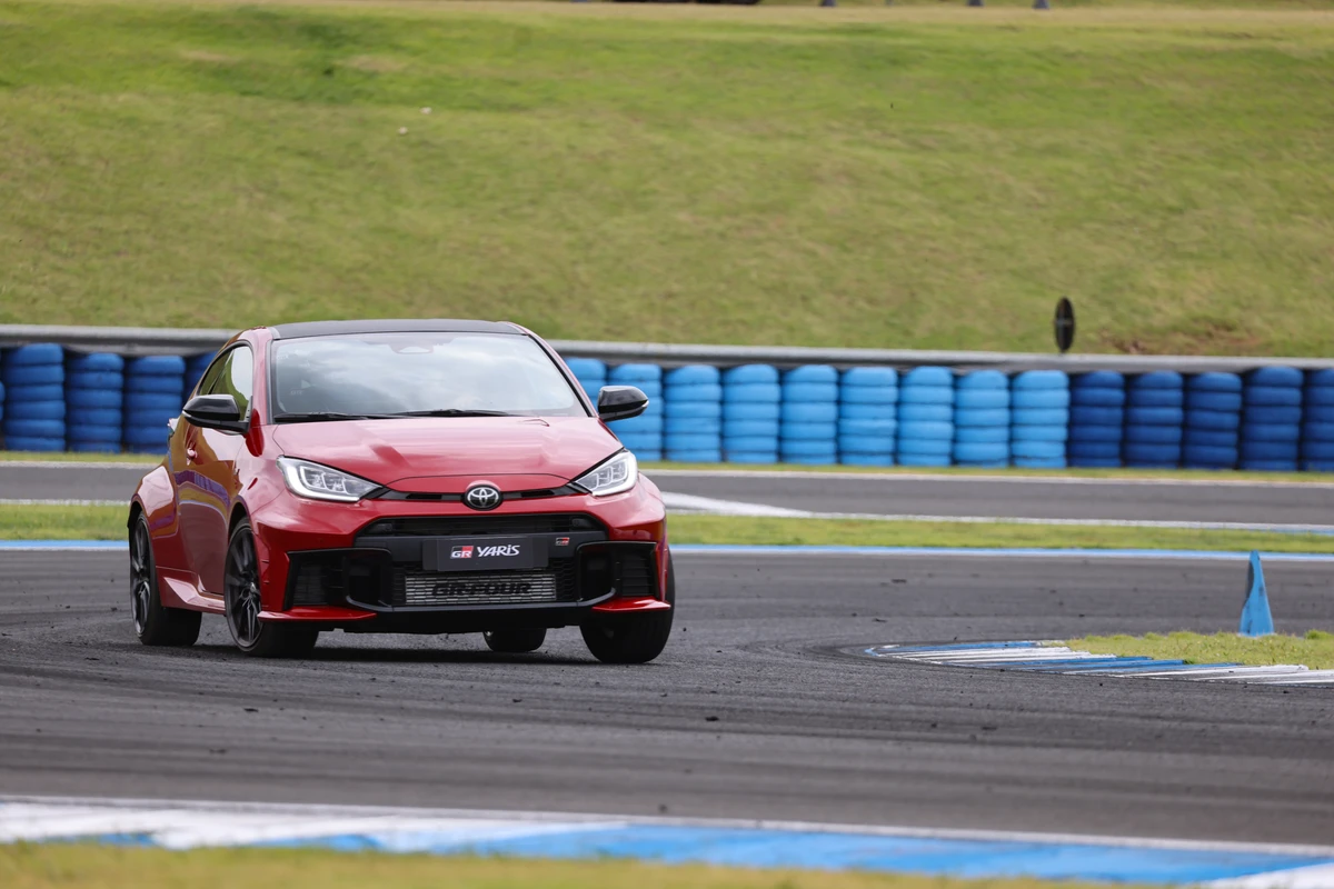 O Yaris preparado pela Gazoo Racing tem tração nas quatro rodas, o que amplia a aderência