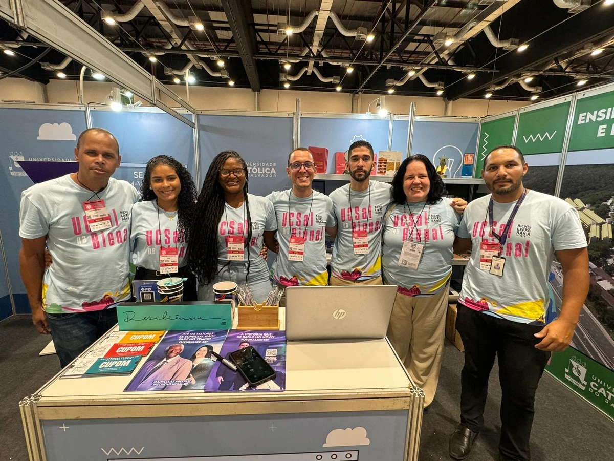 Equipe da UCSal que atuou no estande durante a Bienal do Livro Bahia 2024 por Divulgação/UCSal