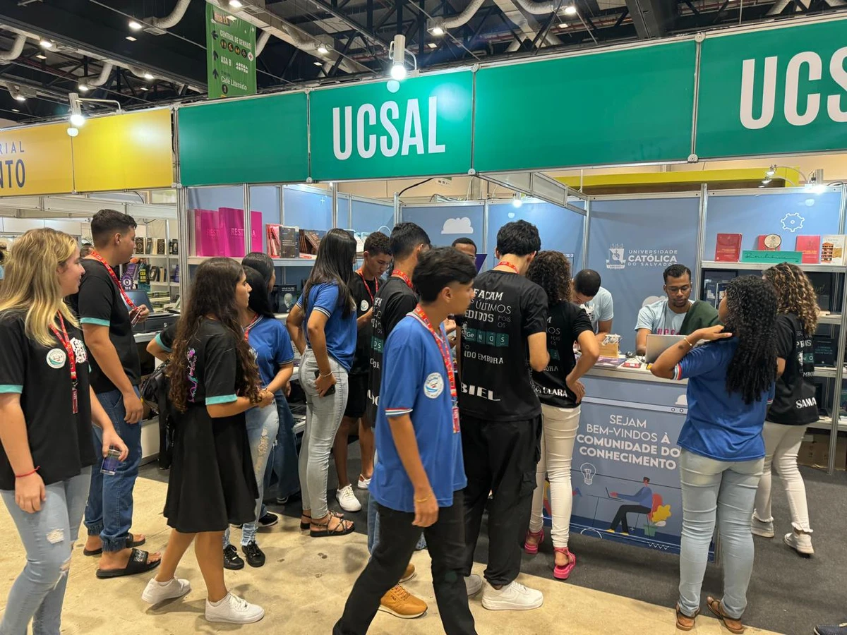 Movimento no estande da Universidade Católica doSalvador na Bienal do Livro Bahia 2024. A universidade participou com livros de professores e publicações acadêmicas por Divulgação/UCSal