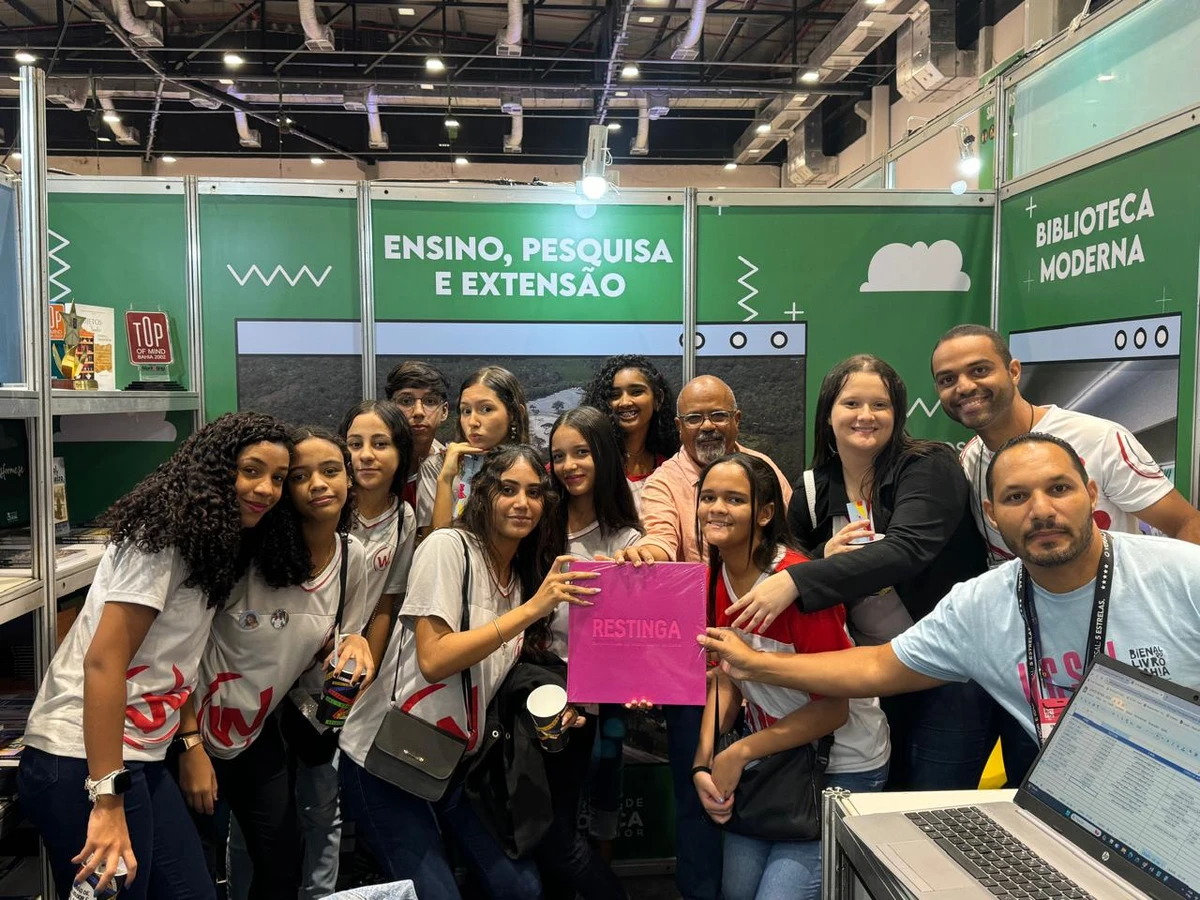 Professor da UCSal recebe estudantes no estandeda universidade durante a Bienal do Livro Bahia 2024. O espaço foi ponto de encontro entre a comunidade acadêmica e visitantes de toda a cidade por Divulgação/UCSal