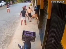 Imagem - Vídeo: homem ataca a ex com machado um dia após sair da cadeia e é morto por pedestre com barra de metal