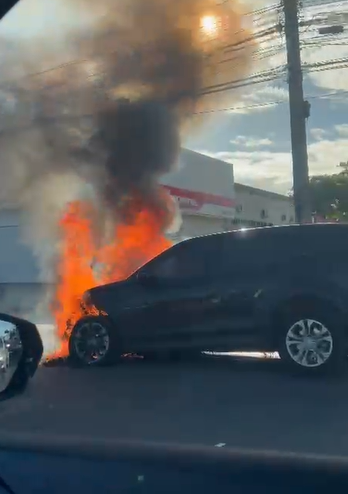 Carro pega fogo em Lauro de Freitas por Reprodução