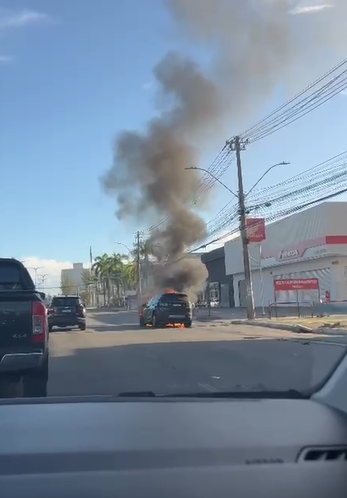 Carro pega fogo em Lauro de Freitas por Reprodução