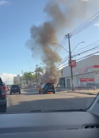 Carro pega fogo em Lauro de Freitas por Reprodução