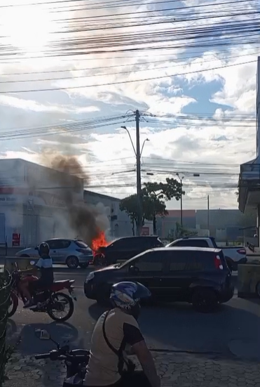 Carro pega fogo em Lauro de Freitas por Reprodução