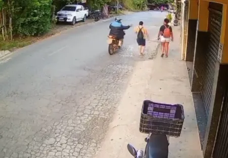 Ele ameaça a ex ainda na moto por Reprodução